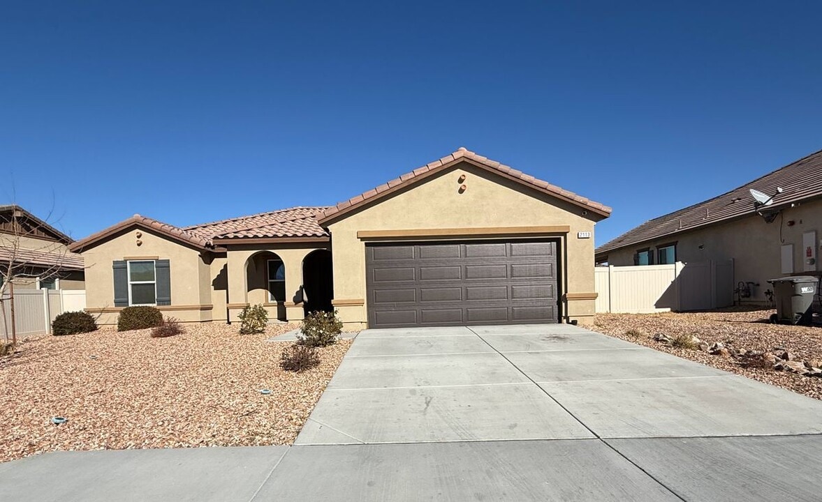 2113 E Newgrove St in Lancaster, CA - Building Photo
