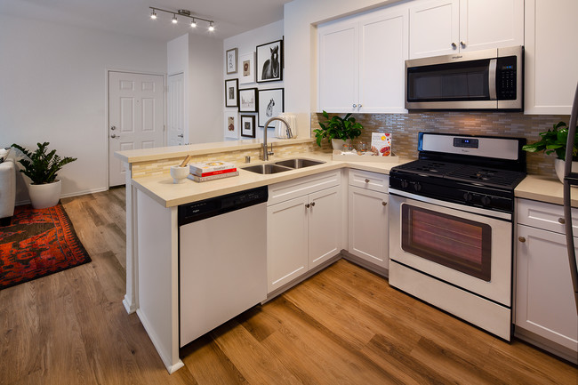 Las Palmas Apartment Homes in Irvine, CA - Foto de edificio - Building Photo