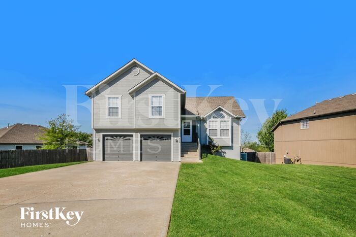 812 Emerson Dr in Belton, MO - Building Photo