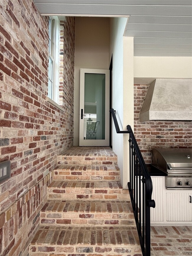 property at 2506 Blue Bonnet Blvd