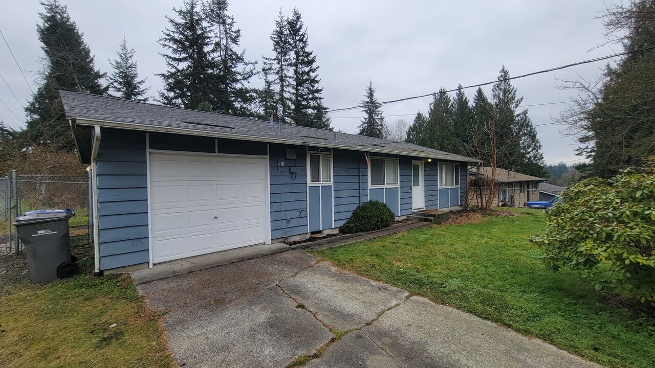 2025 99th Ave SE in Lake Stevens, WA - Foto de edificio