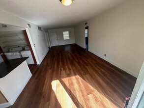 3033 NW 68th St in Fort Lauderdale, FL - Building Photo - Building Photo