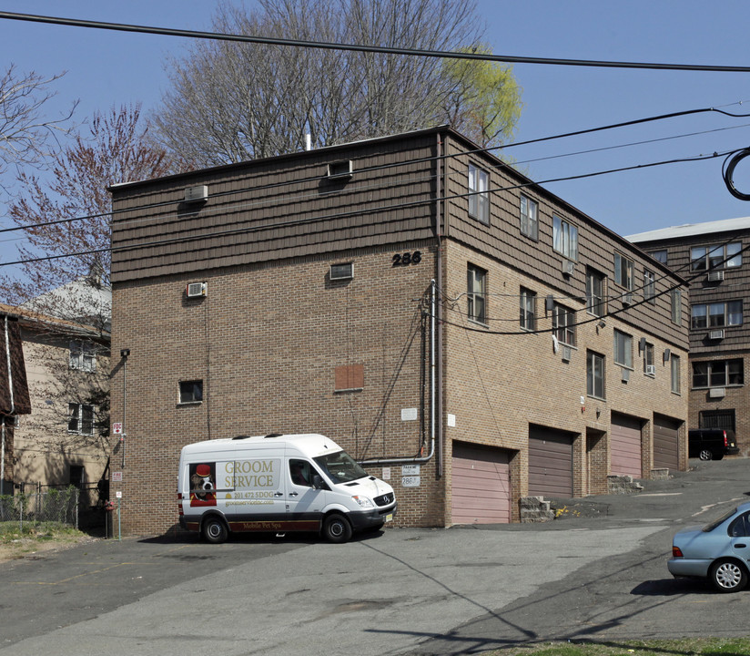 286 Broad Ave in Fairview, NJ - Building Photo