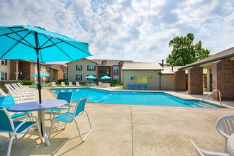 Woodrun Village in Yukon, OK - Foto de edificio - Building Photo