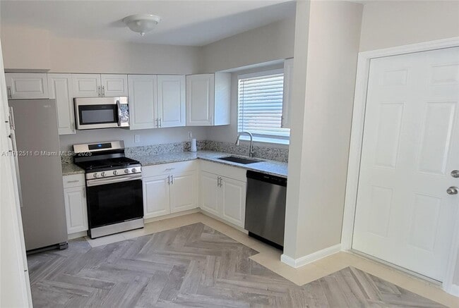 906 Greenbriar Dr in Lake Park, FL - Building Photo - Building Photo