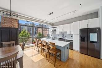 23 N Green St in Chicago, IL - Building Photo - Building Photo