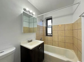 1360 W Touhy Ave, Unit STUDIO in Chicago, IL - Foto de edificio - Building Photo