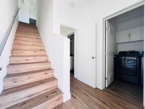 4576 Oakwood Ave, Unit 4576 in Los Angeles, CA - Building Photo - Building Photo