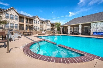 University Oaks Student Living in San Antonio, TX - Foto de edificio - Building Photo