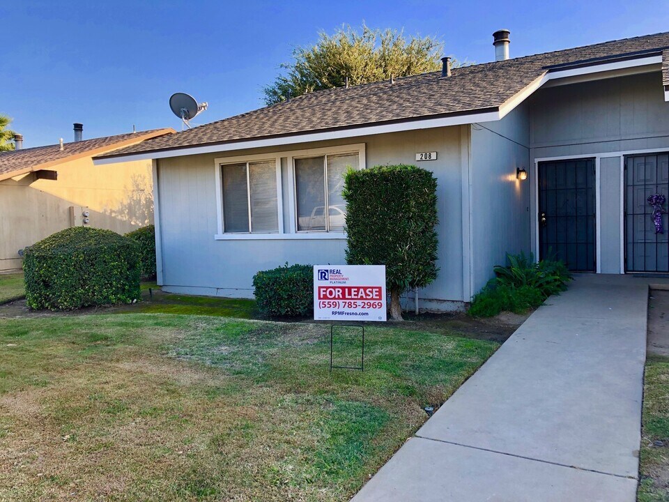 208 Alamos Ave in Clovis, CA - Building Photo