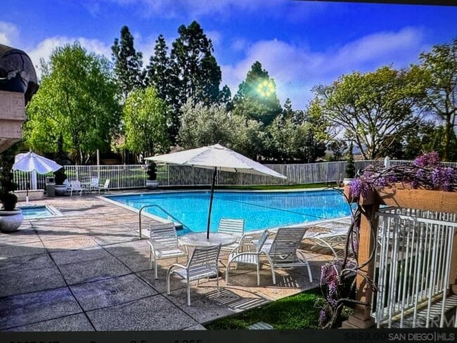 81 Nightingale Dr in Aliso Viejo, CA - Foto de edificio - Building Photo