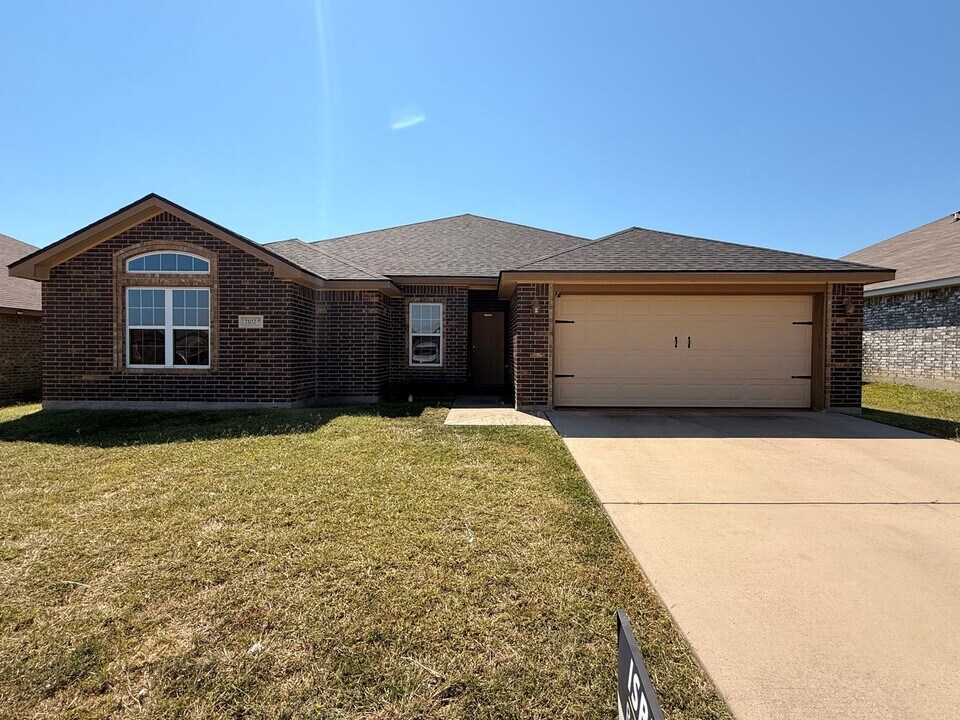 2102 Golden Eagle Dr in Killeen, TX - Building Photo