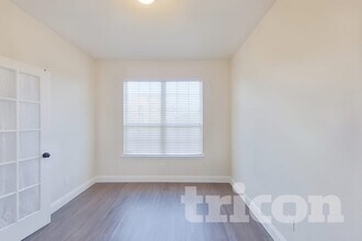 208 Melody Wy in Red Oak, TX - Foto de edificio - Building Photo