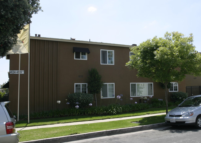 Del Lago Apartments in Lakewood, CA - Building Photo - Building Photo