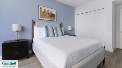 1950 Mayfair St, Unit 901 in Naples, FL - Foto de edificio - Building Photo