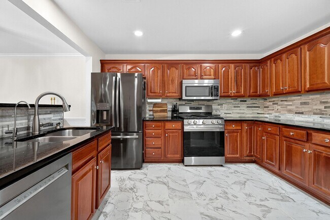 34 Marina Dr in Bayonne, NJ - Building Photo - Building Photo