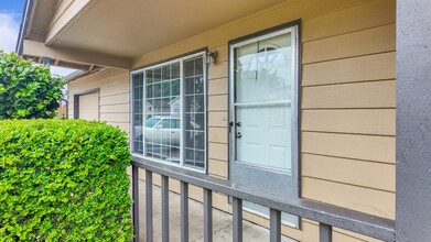 31407 13th Ave SW in Federal Way, WA - Foto de edificio - Building Photo