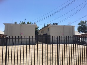 Sanctity Townhomes in Bakersfield, CA - Foto de edificio - Building Photo