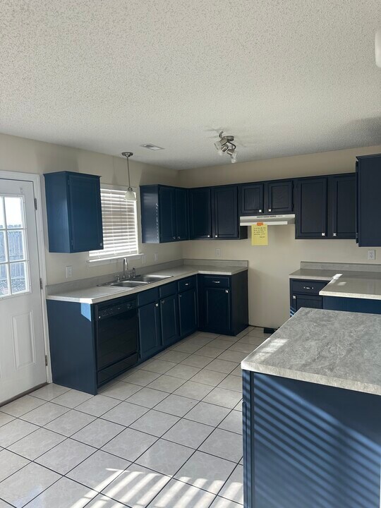 1300 Fredonia St in Springdale, AR - Building Photo