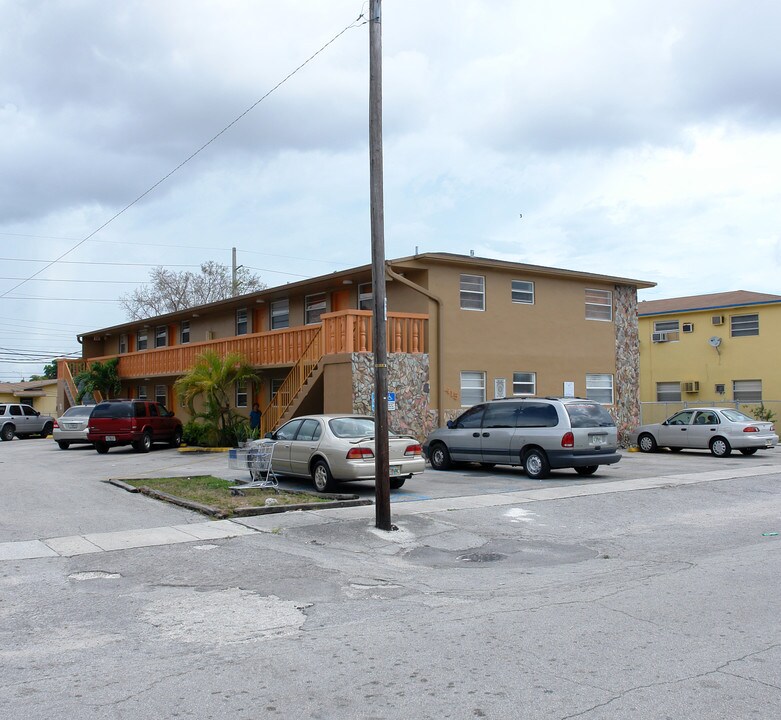 1415-1425 W 28th St in Hialeah, FL - Foto de edificio