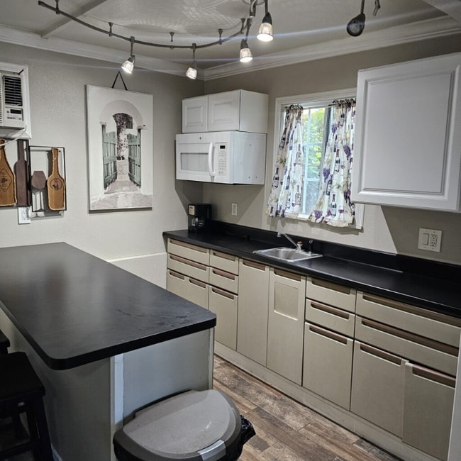 12204 Hillwood Dr in Whittier, CA - Foto de edificio - Building Photo