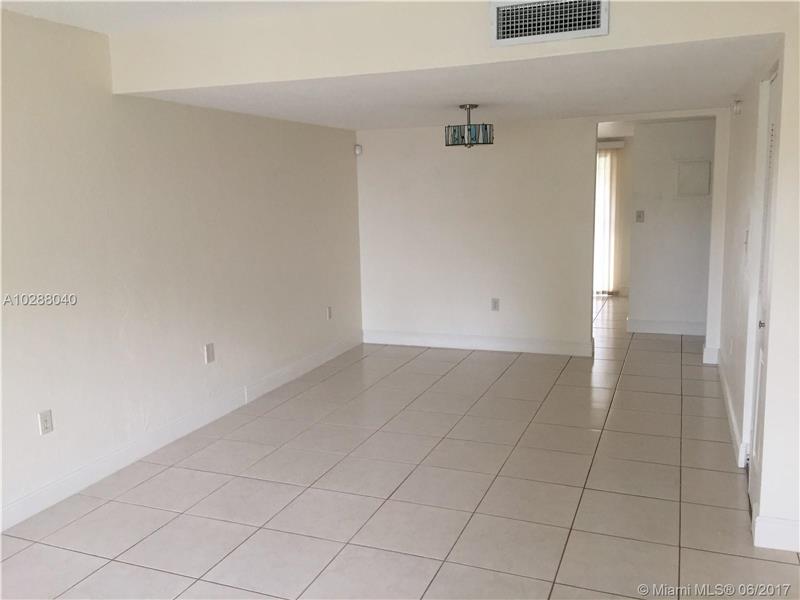 10808 N Kendall Dr in Miami, FL - Building Photo