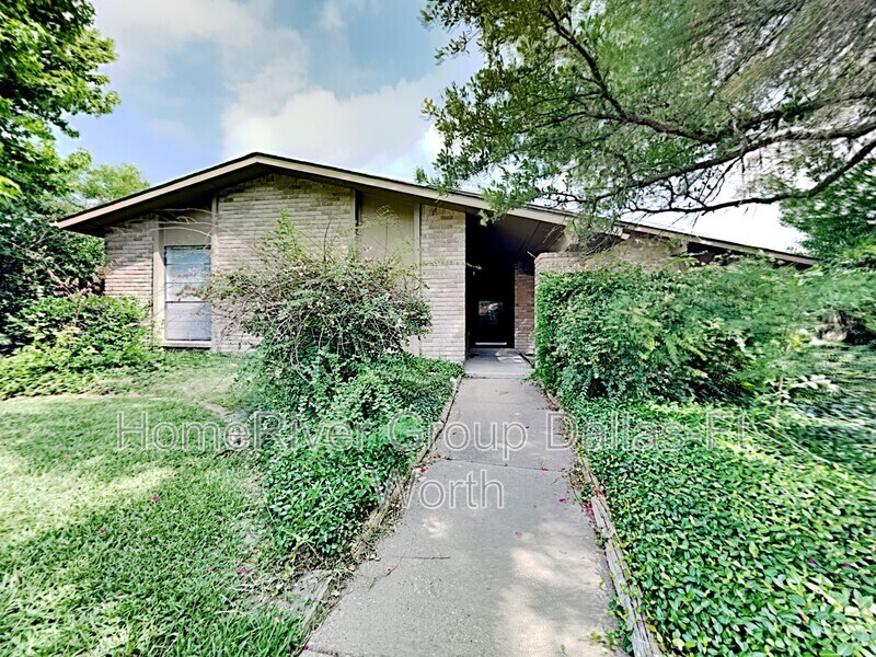 1523 Canadian Trail in Plano, TX - Foto de edificio