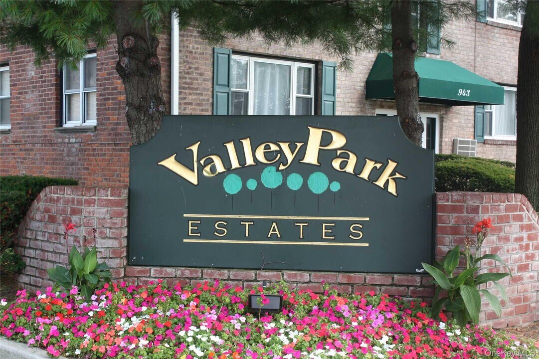 957 Fenwood Dr in Valley Stream, NY - Building Photo