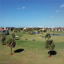 37 High Point Cir E in Naples, FL - Building Photo