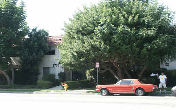 5735 Woodman Ave in Van Nuys, CA - Building Photo