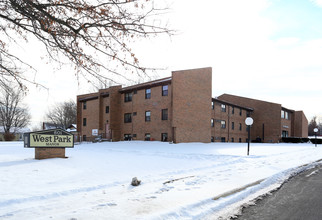 West Park Manor in Hubbard, OH - Building Photo - Building Photo