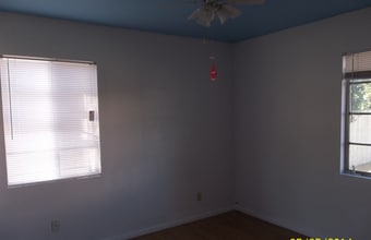 300 Griffiths St in Bakersfield, CA - Foto de edificio - Building Photo