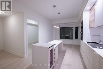 11 Yorkville Ave in Toronto, ON - Building Photo - Building Photo