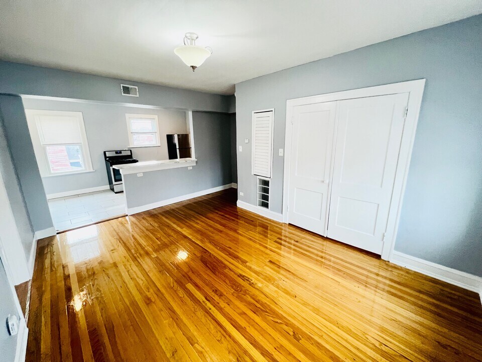 5639 W 62nd St in Chicago, IL - Building Photo