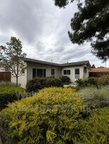 477 Grove Way in Hayward, CA - Building Photo