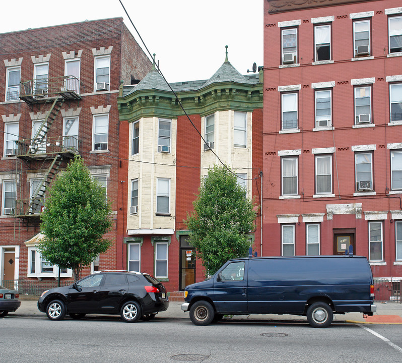 2811 Palisade Ave in Weehawken, NJ - Building Photo