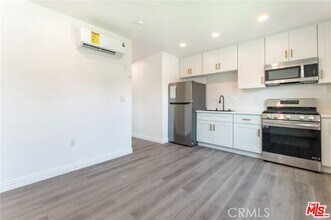 11910 Elkwood St in Los Angeles, CA - Building Photo - Building Photo