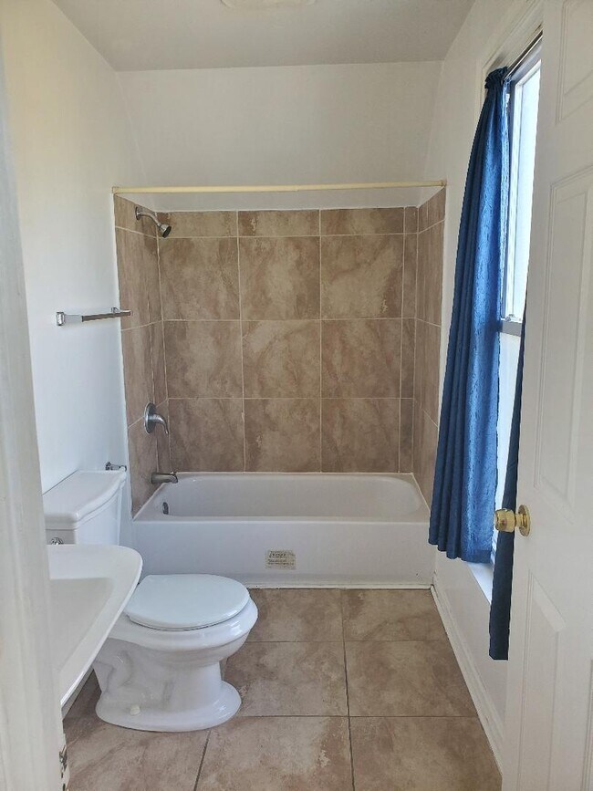 613 Washington St, Unit 3 in Waukegan, IL - Building Photo - Building Photo