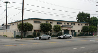 7460 Woodman Ave in Van Nuys, CA - Foto de edificio - Building Photo