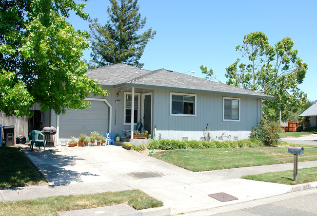 2135 Peterson Ln in Santa Rosa, CA - Foto de edificio - Building Photo