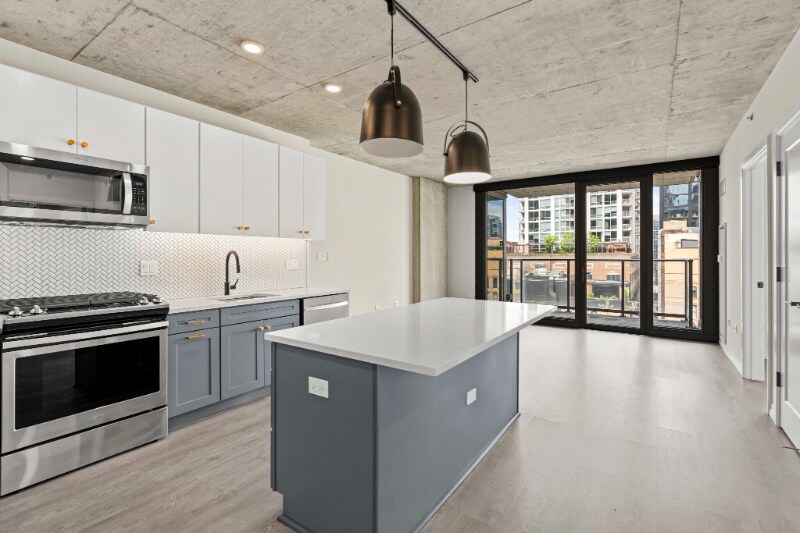 160 W Huron St in Chicago, IL - Building Photo
