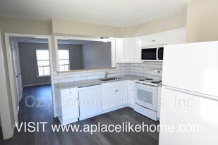 912 S Edgebrook Ln in Olathe, KS - Building Photo