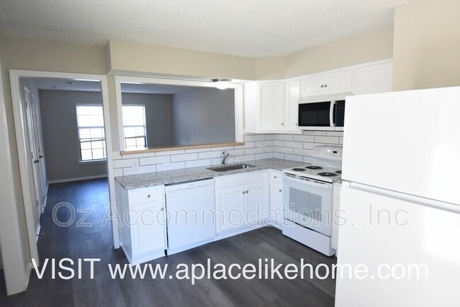 property at 912 S Edgebrook Ln