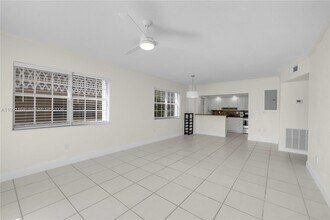 462 Golden Isles Dr in Hallandale Beach, FL - Building Photo - Building Photo
