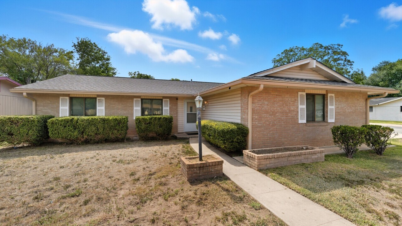 140 Cloverleaf Dr in Schertz, TX - Building Photo