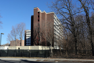 Park Tower Apartments in Philadelphia, PA - Building Photo - Building Photo