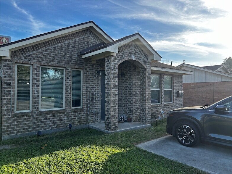 2738 Yale St in Pasadena, TX - Foto de edificio