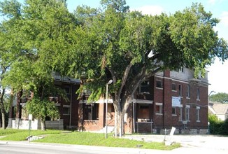 3737-3739 Main St in Kansas City, MO - Foto de edificio - Building Photo