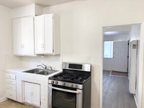 1016 1/2 W 108th St in Los Angeles, CA - Foto de edificio - Building Photo