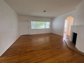 845 Lorca St in Miami, FL - Building Photo - Building Photo